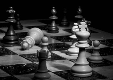 Satranç tahtasında fotoğraflanmış.