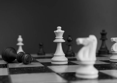 Satranç tahtasında fotoğraflanmış.