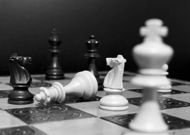 Satranç tahtasında fotoğraflanmış.