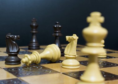 Satranç tahtasında fotoğraflanmış.