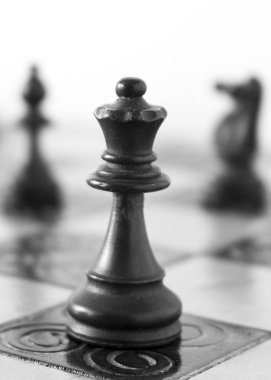 Satranç tahtasında fotoğraflanmış.