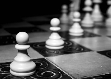 Satranç tahtasında fotoğraflanmış.