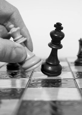 Satranç tahtasında fotoğraflanmış.