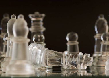 Satranç tahtasında fotoğraflanmış.