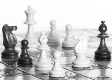 Satranç tahtasında fotoğraflanmış.