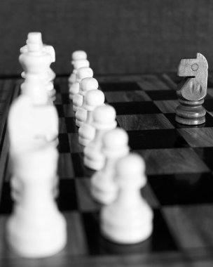 Satranç tahtasında fotoğraflanmış.