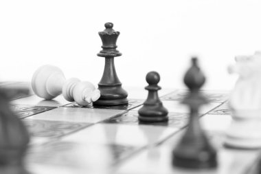 Satranç tahtasında fotoğraflanmış.