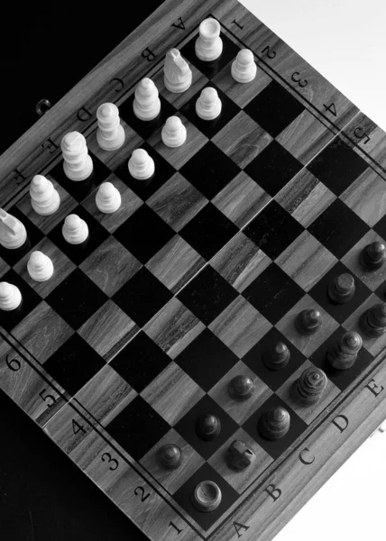 Satranç tahtasında fotoğraflanmış.
