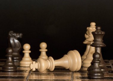 Satranç tahtasında fotoğraflanmış.