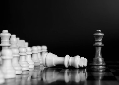 Satranç tahtasında fotoğraflanmış.