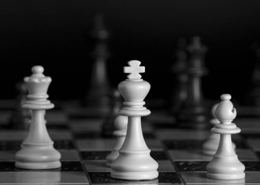 Satranç tahtasında fotoğraflanmış.