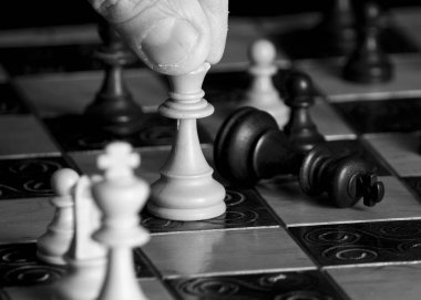 Satranç tahtasında fotoğraflanmış.