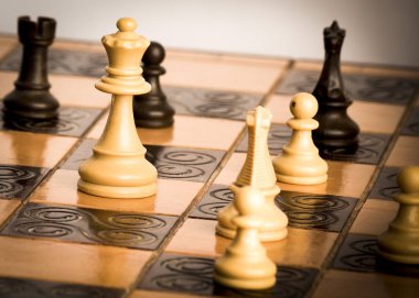 Satranç tahtasında fotoğraflanmış.