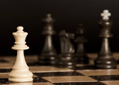 Satranç tahtasında fotoğraflanmış.