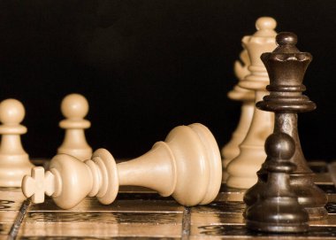 Satranç tahtasında fotoğraflanmış.