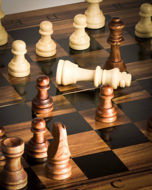 Satranç tahtasında fotoğraflanmış.