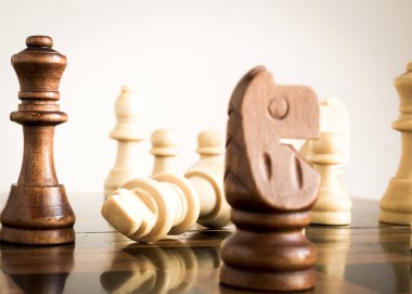 Satranç tahtasında fotoğraflanmış.