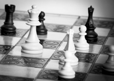 Satranç tahtasında fotoğraflanmış.