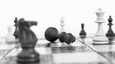 Satranç tahtasında fotoğraflanmış.