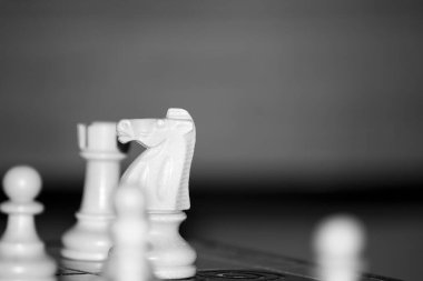 Satranç tahtasında fotoğraflanmış.