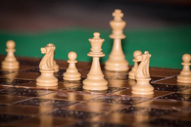 Satranç tahtasında fotoğraflanmış.