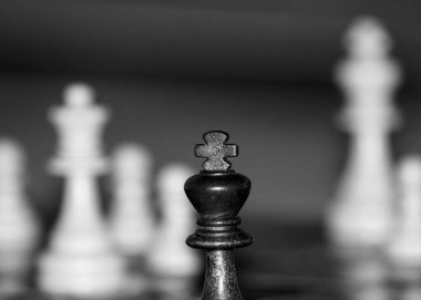 Satranç tahtasında fotoğraflanmış.