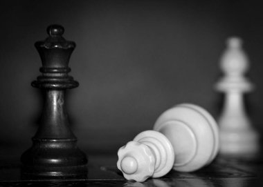 Satranç tahtasında fotoğraflanmış.