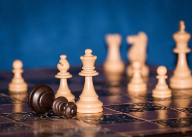 Satranç tahtasında fotoğraflanmış.