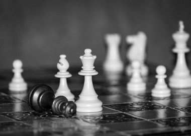 Satranç tahtasında fotoğraflanmış.