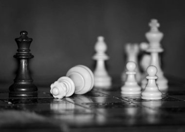 Satranç tahtasında fotoğraflanmış.