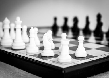 Satranç tahtasında fotoğraflanmış.