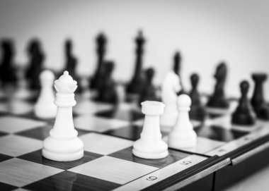 Satranç tahtasında fotoğraflanmış.