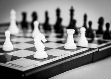 Satranç tahtasında fotoğraflanmış.