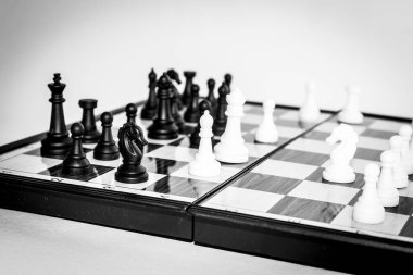 Satranç tahtasında fotoğraflanmış.