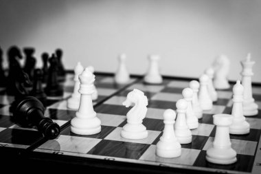 Satranç tahtasında fotoğraflanmış.