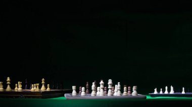 Satranç tahtasında fotoğraflanmış satranç tahtası.