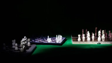 Satranç tahtasında fotoğraflanmış satranç tahtası.