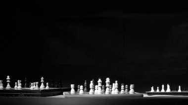 Satranç tahtasında fotoğraflanmış.