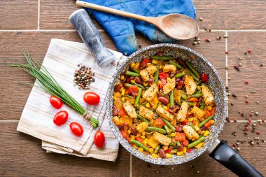 Meksika usulü tavuk fajitas.