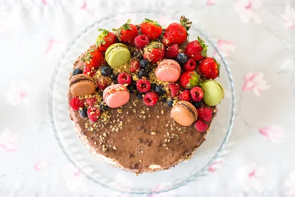新鮮な果物やマカロンと自家製のモダンなケーキ — ストック写真