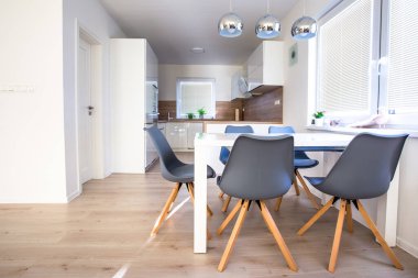 Parlak renklerde modern şık yemek odası.