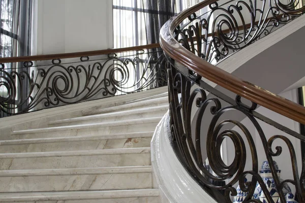 Marmortreppe Mit Handläufen Aus Holz Und Stahl — Stockfoto