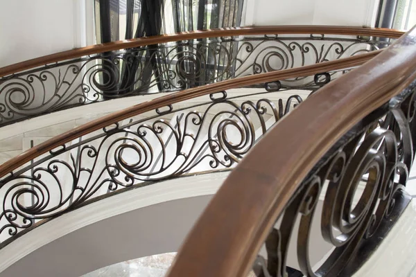 ウッドとスチールの装飾手すりの大理石の階段 — ストック写真