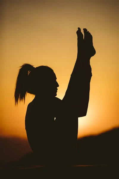 Молодая Женщина Практикует Йогу Горе Закате Силуэт Молодой Женщины Практикующей — стоковое фото