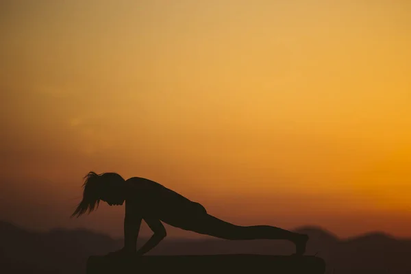 Joven Está Practicando Yoga Montaña Atardecer Silueta Mujer Joven Practicando — Foto de Stock