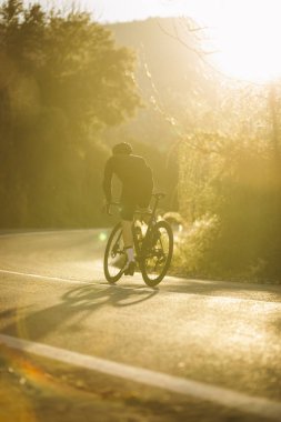 Profesyonel bir ince bisikletçi bir dağa sürme bir yan çekim.