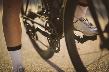 Profesyonel yol bisiklet yarışçısı poz. Erkek dağ yol bisikleti günbatımında Bisiklete binme.