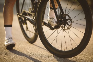 Profesyonel yol bisiklet yarışçısı poz. Erkek dağ yol bisikleti günbatımında Bisiklete binme.