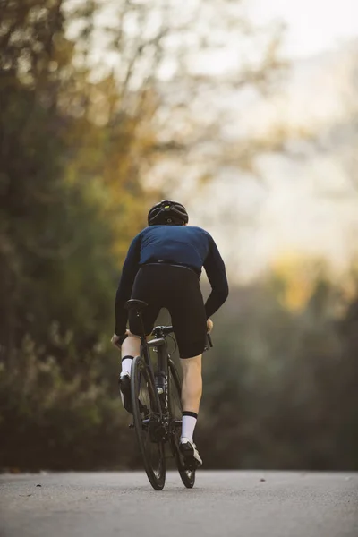 Tiro Lateral Ciclista Profissional Magro Subindo Uma Montanha — Fotografia de Stock