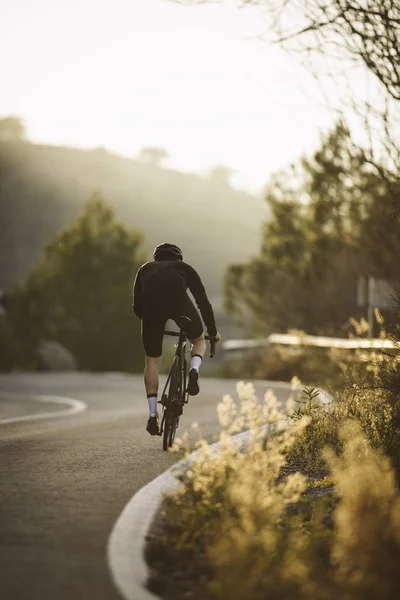 Tiro Lateral Ciclista Profissional Magro Subindo Uma Montanha — Fotografia de Stock